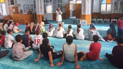 Samsun’un Havza ilçesinde camilerdeki Yaz Kur’an Kurslarına katılan çocuklara ağız