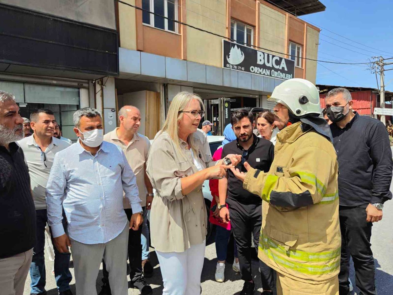 İzmir’in Buca ilçesinde yol kenarında biriken çöplerin tutuşması sonucu çıkan