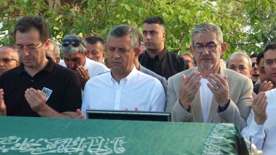 CHP Genel Başkanı Özgür Özel, Balıkesir’in Burhaniye ilçesinde okul arkadaşı