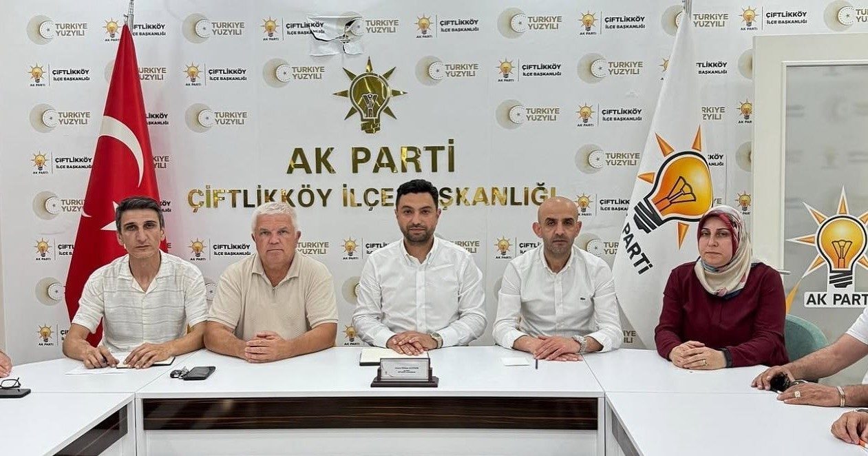 AK Parti Çiftlikköy İlçe Başkanı Ahmet Milhan Altınok, belediye meclisinde