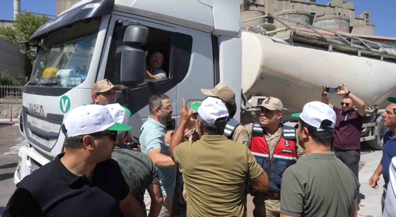 Gümüşhane’nin Bahçeli beldesinde faaliyet gösteren Aşkale Çimento Fabrikası’nı protesto eden