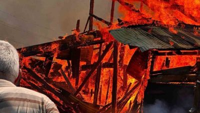 Kastamonu’nun Azdavay ilçesinde çöplükten çıktığı değerlendirilen yangında, 5 ahşap samanlık