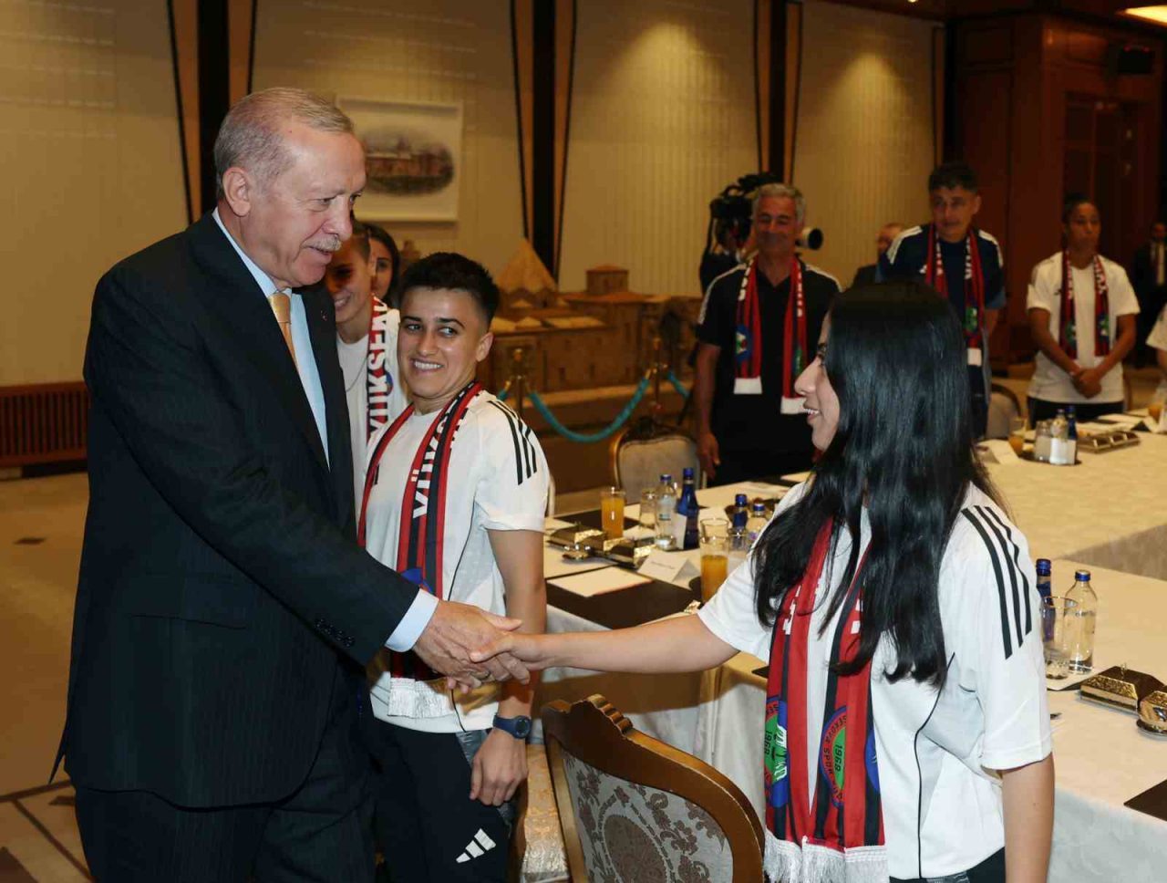 Cumhurbaşkanı Recep Tayyip Erdoğan, Yüksekovaspor Kadın Futbol Takımı’nı kabul etti.