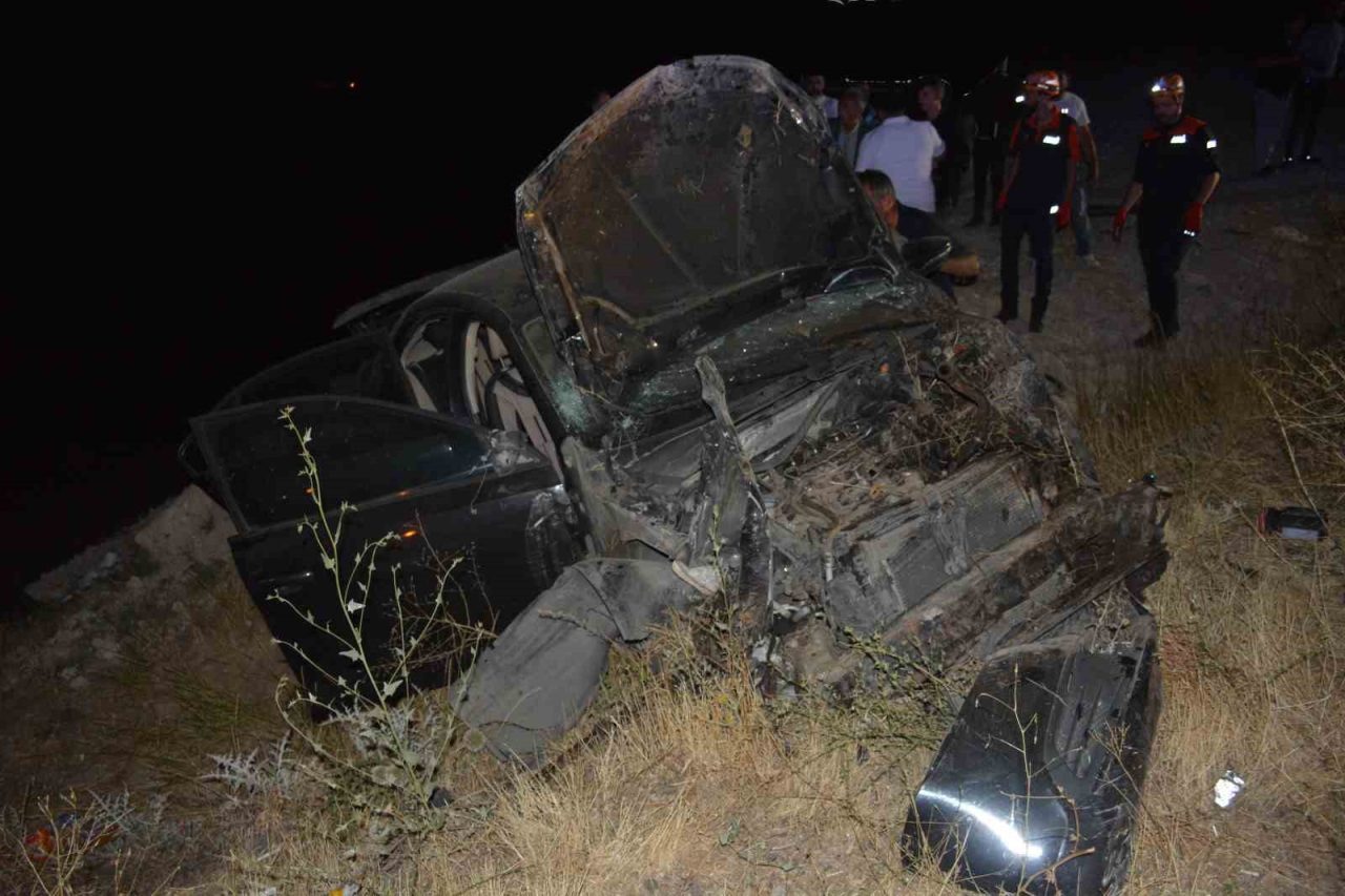 Sivas’ın Suşehri ilçesinde yoldan çıkıp takla atan araçta bulunan 5