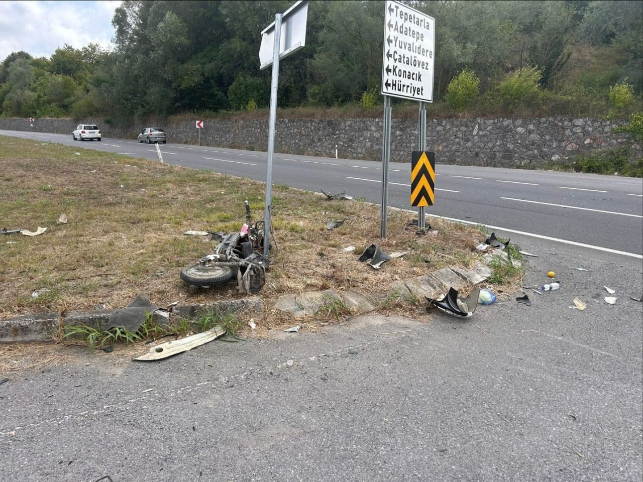 Sakarya’nın Karasu ilçesi D-650 kara yolunda otomobil ile elektrikli bisikletin