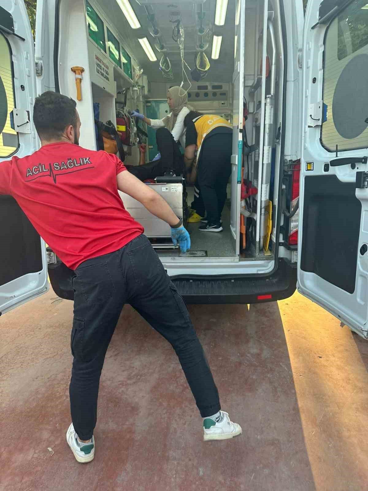 Kocaeli’nin Darıca ilçesinde 4 kişinin saldırısına uğrayan bir genç bıçaklanarak