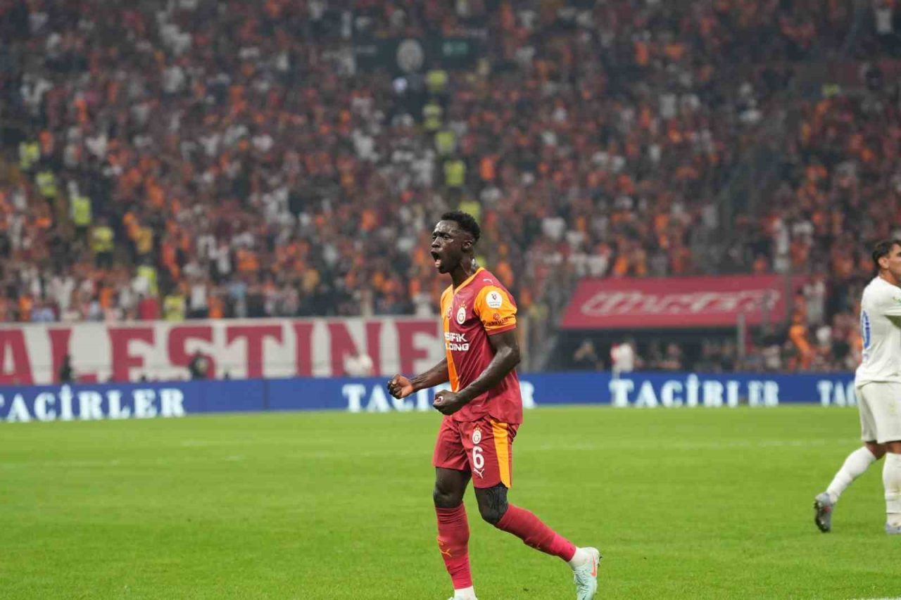 Galatasaray’ın Kolombiyalı futbolcusu Davinson Sanchez, Çaykur Rizespor karşısında bu sezonki