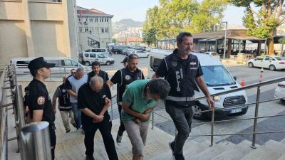 Zonguldak’ın Kozlu ilçesinde dedektörle define ararken suçüstü yakalanan 4 kişi,