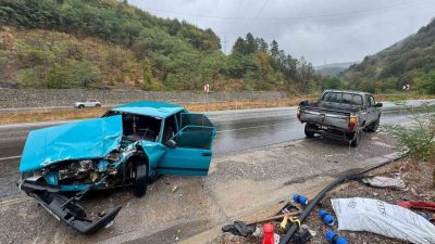 Zonguldak’ta belediye ekibinin depo bakımı yapmak için yol kenarına park