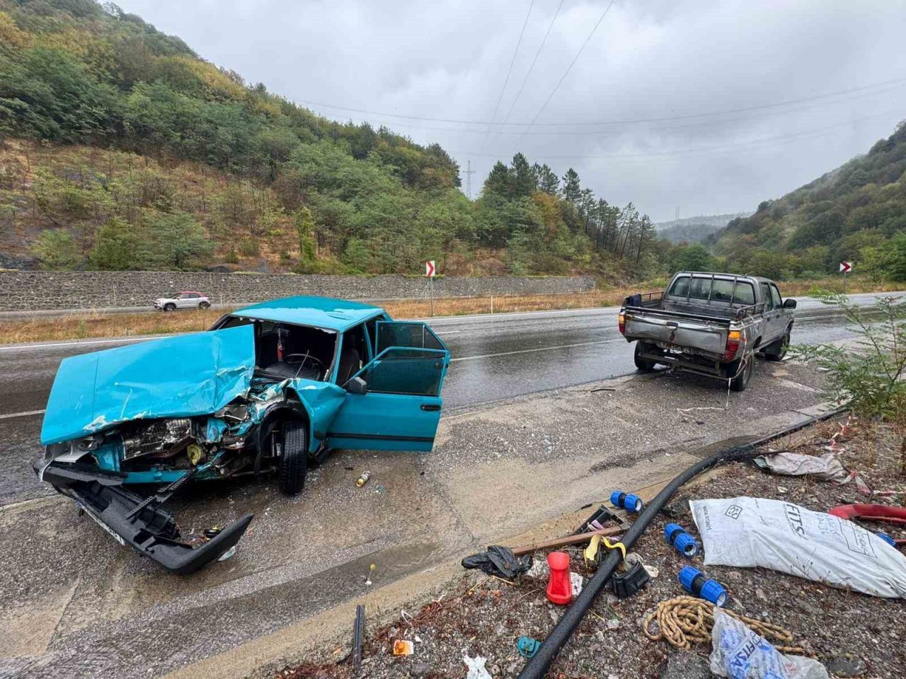 Zonguldak’ta belediye ekibinin depo bakımı yapmak için yol kenarına park
