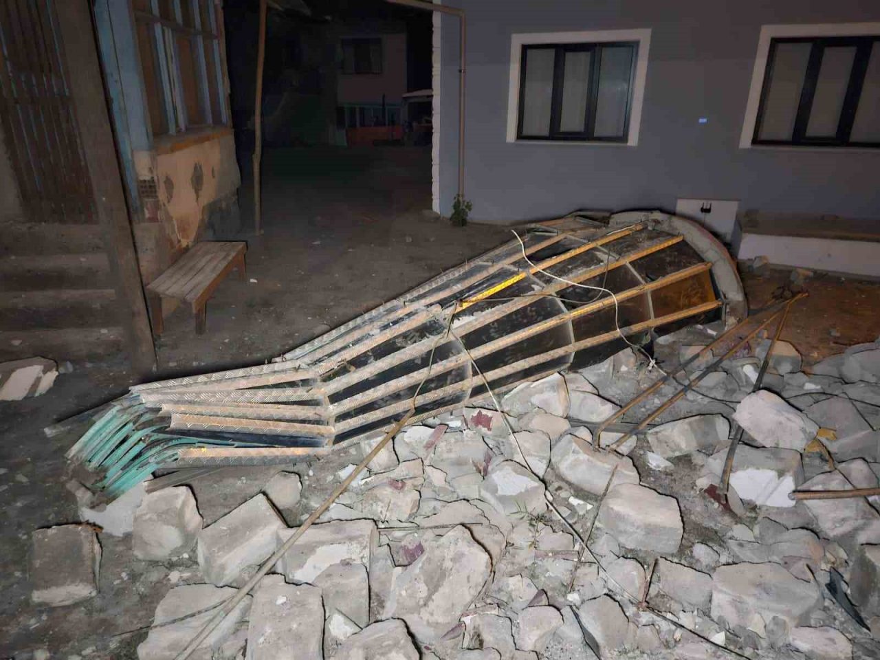 Balıkesir’in Sındırgı ilçesinde meydana gelen 6,1 büyüklüğündeki depremin ardından ilçe