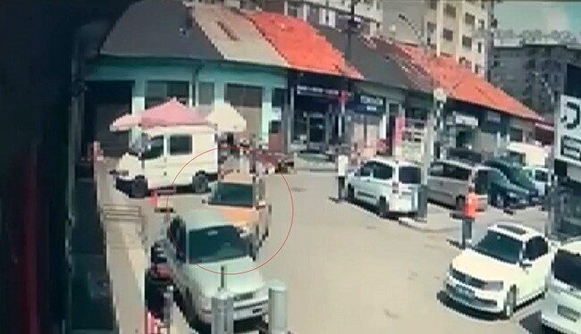Direksiyon başında rahatsızlanan sürücü 6 araca çarptı: Kaza anı kamerada Sivas’ta direksiyon başındayken rahatsızlanan sürücünün kontrolünden çıkan otomobil, park halindeki