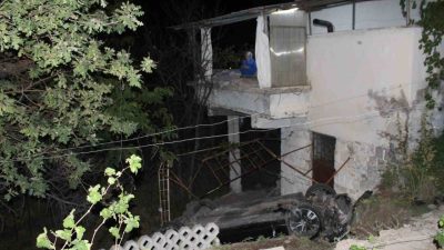 Kayseri’nin Talas ilçesinde direksiyon hakimiyetini kaybeden sürücü bir evin bahçesine