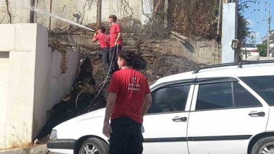Kocaeli’nin Körfez ilçesinde elektrik direğindeki kısa devre otları tutuşturdu. Yangın