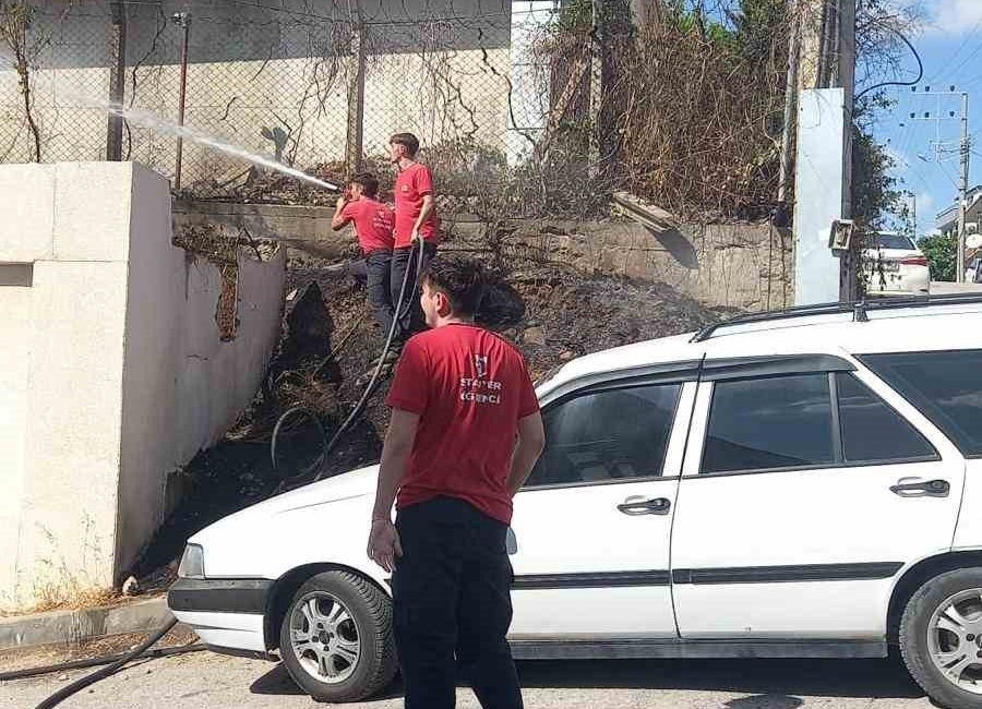 Kocaeli’nin Körfez ilçesinde elektrik direğindeki kısa devre otları tutuşturdu. Yangın
