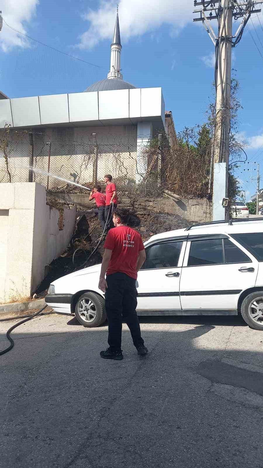Kocaeli’nin Körfez ilçesinde elektrik direğindeki kısa devre otları tutuşturdu. Yangın