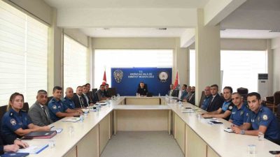 Erzincan İl Emniyet Müdürü Zafer Baybaba, birim amirleriyle toplantı gerçekleştirdi.