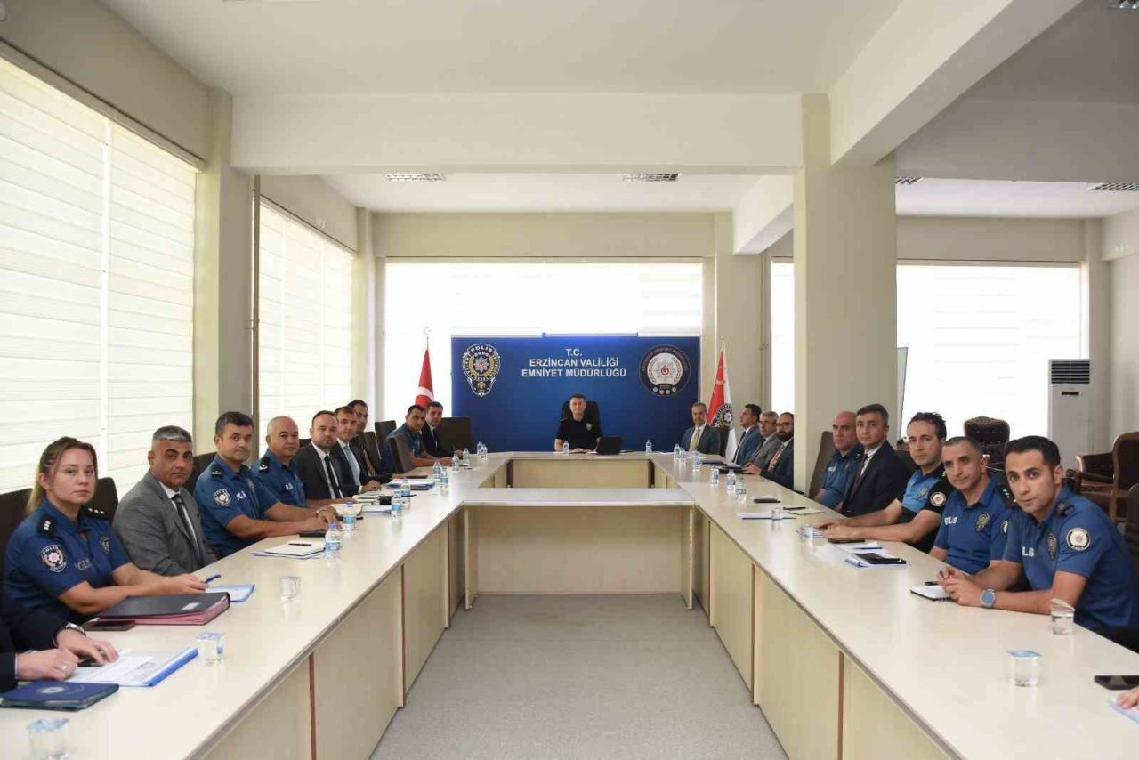 Erzincan İl Emniyet Müdürü Zafer Baybaba, birim amirleriyle toplantı gerçekleştirdi.