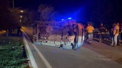 Erzincan’da alkollü sürücünün kullandığı hafif ticari araç takla attı. Kazada