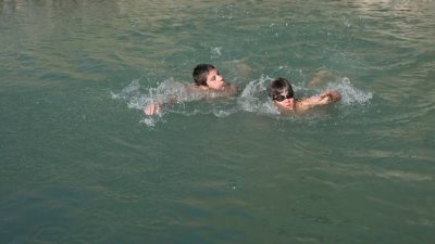 Erzincan’ın Üzümlü ilçesinde sıcak havadan bunalan çocuklar, derede suya girerek