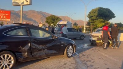 Erzincan’da 2 otomobilin çarpışması sonucu meydana gelen trafik kazasında 2