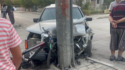 Erzincan’da iki otomobilin çarpışması sonucu meydana gelen trafik kazasında yoldan