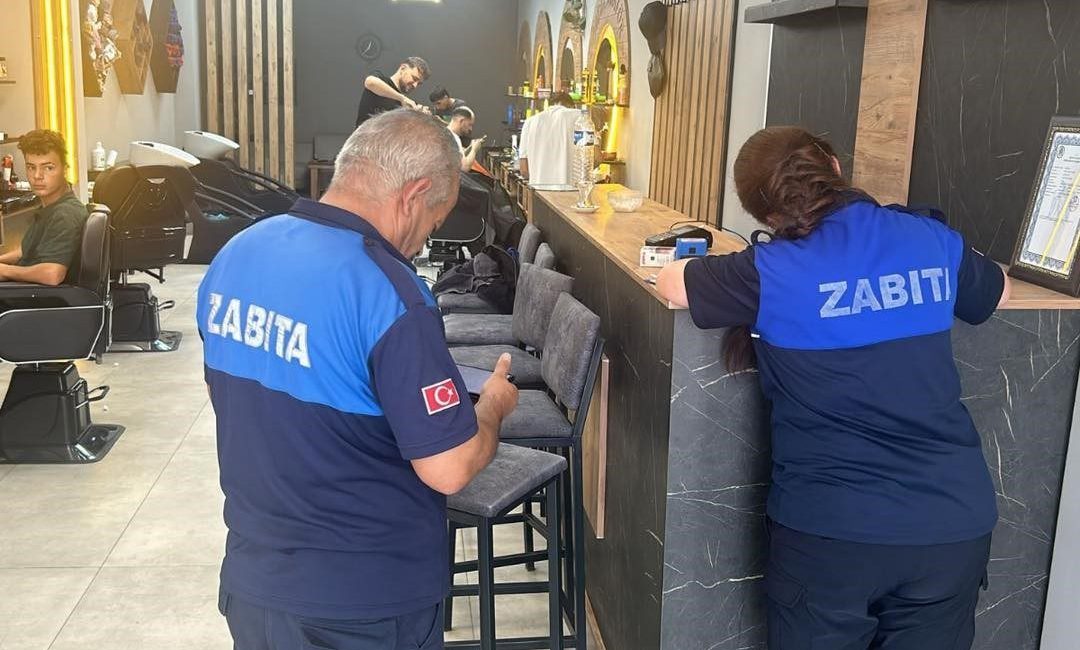Zabıta ekipleri şehir merkezinde faaliyet gösteren 56 erkek kuaföründe denetim