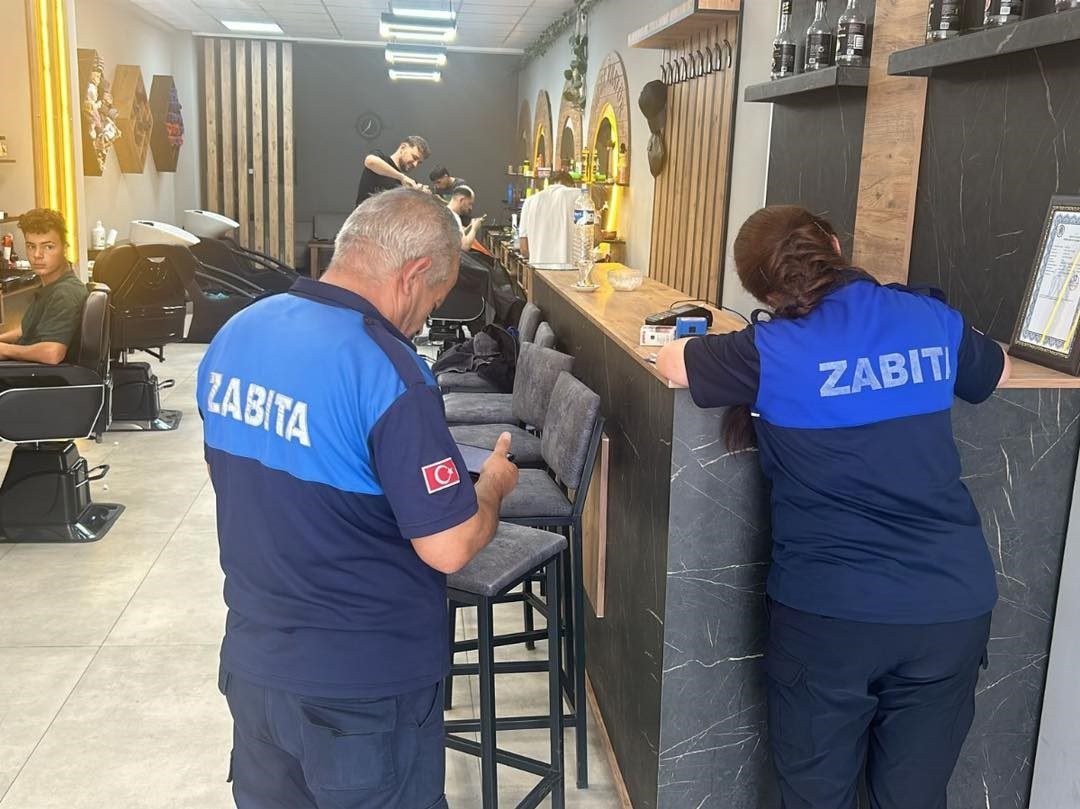 Zabıta ekipleri şehir merkezinde faaliyet gösteren 56 erkek kuaföründe denetim