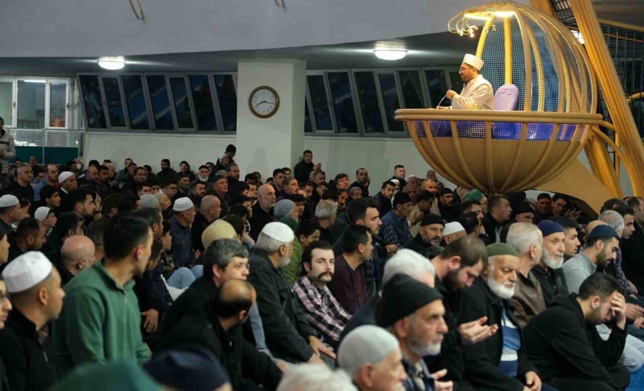Diyanet İşleri Başkanlığının duyurusunun ardından Türkiye genelindeki 90 bin camide