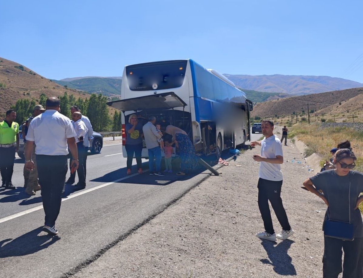 Erzincan’da yolcu otobüsünün yoldan çıkması sonucu 1 kişi yaralandı. Kaza,