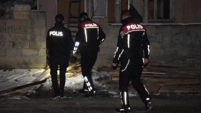 Erzincan’da kovalamaca sonucu yakalanan şüphelinin üzerinden 15 gram esrar ele