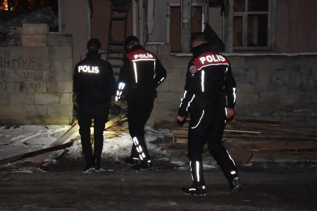 Erzincan’da kovalamaca sonucu yakalanan şüphelinin üzerinden 15 gram esrar ele