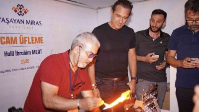 Erzincan’da konser veren Anadolu rock müziğinin sevilen sesi Kıraç, konser