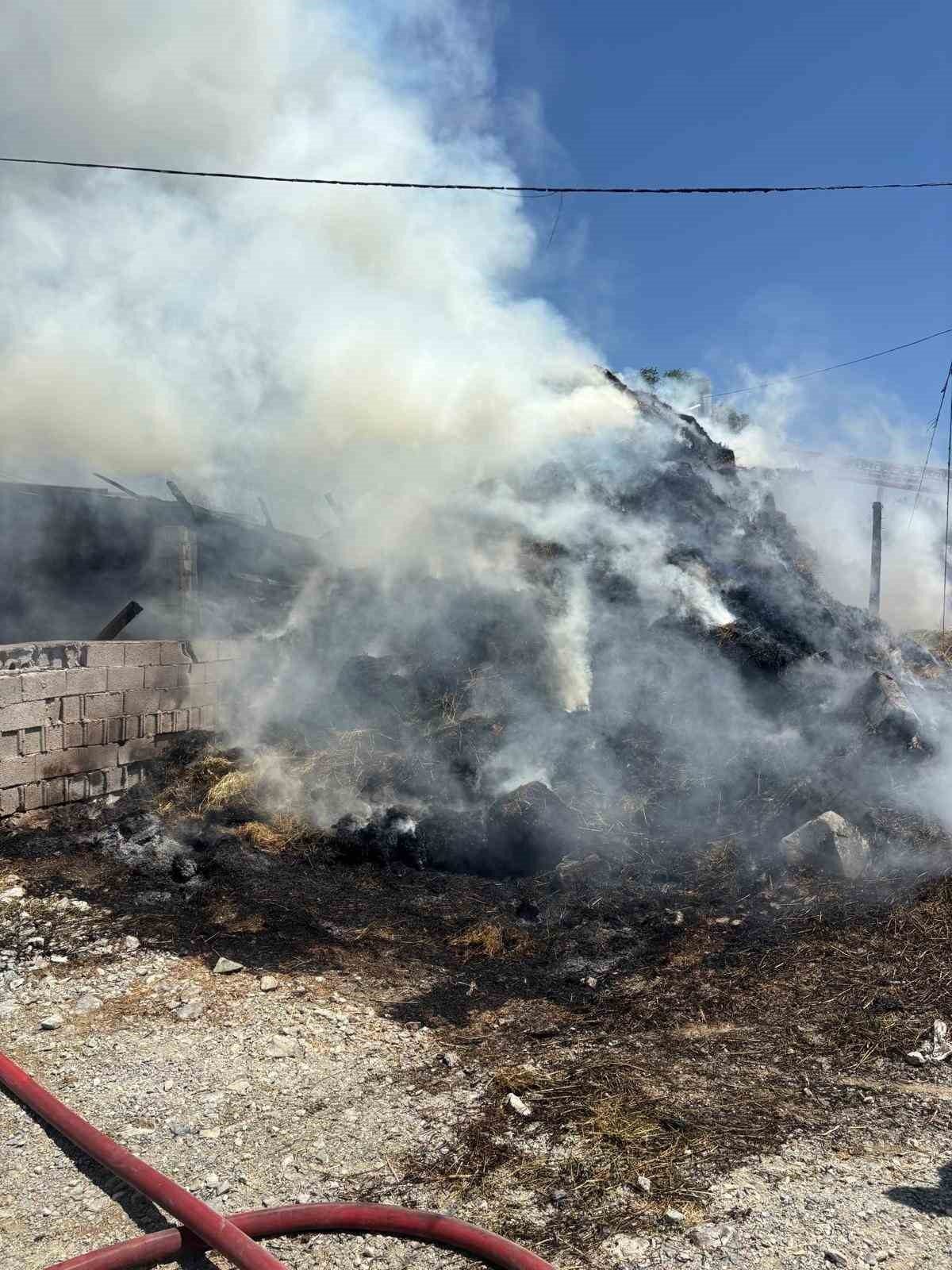 Erzincan’da samanlık ve ahır yandı. Yangın itfaiyenin müdahalesiyle söndürüldü. Erzincan’ın