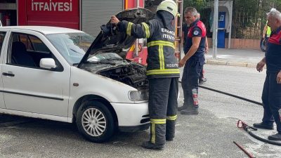 Erzincan’da seyir halindeyken ön kısmından alev alan otomobil itfaiye ekiplerince