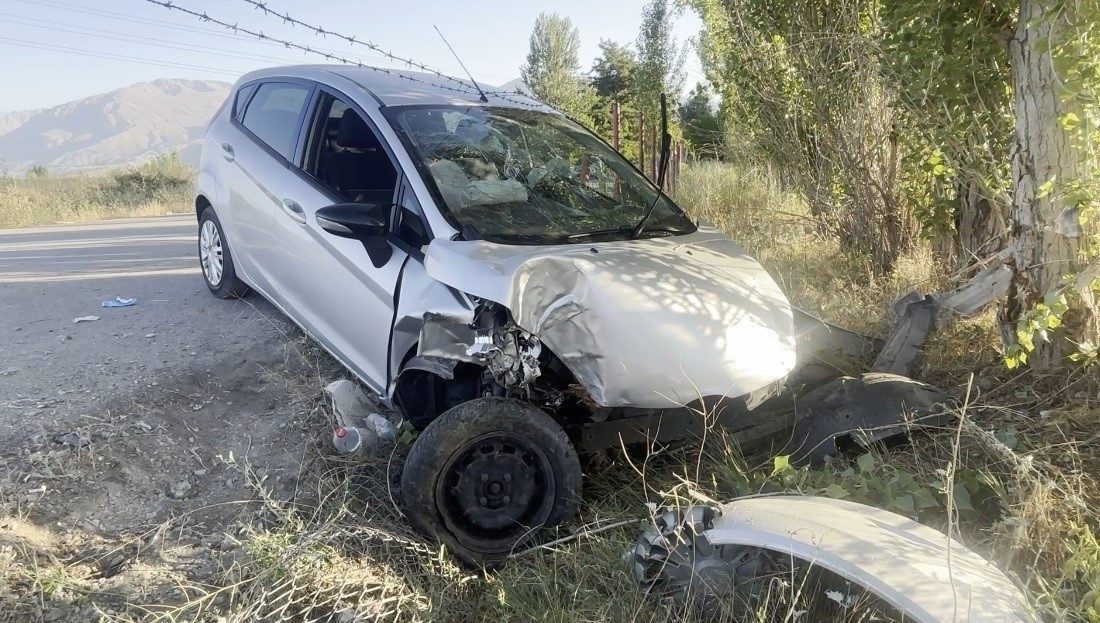 Erzincan-Kemah kara yolu tren istasyonu mevkisinde meydana gelen trafik kazasında