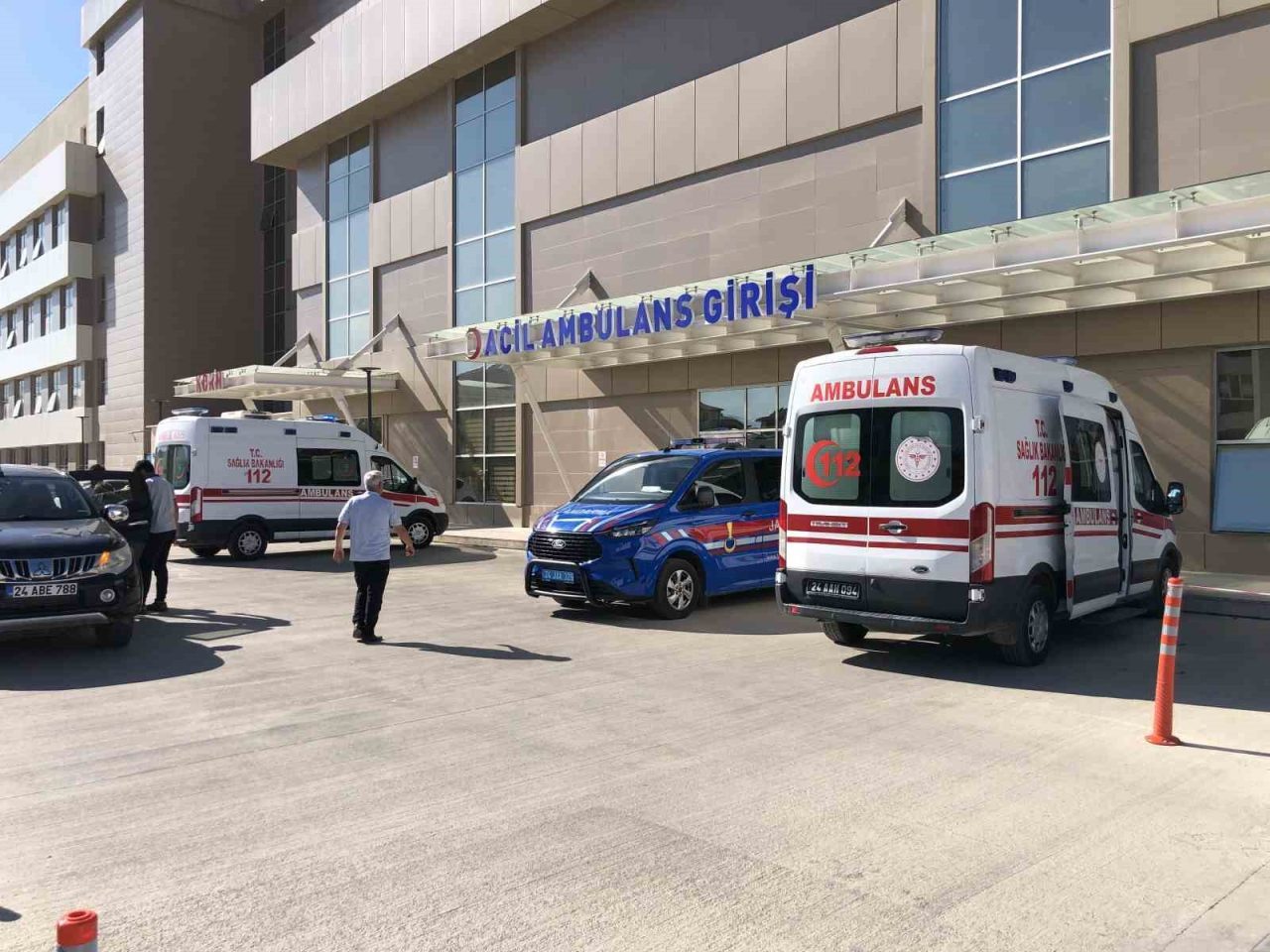 Erzincan’ın Refahiye ilçesinde otomobilin dereye uçması sonucu meydana gelen trafik