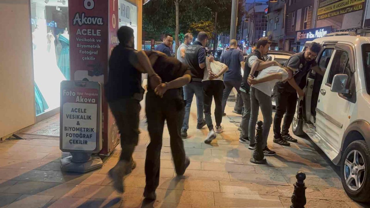 Erzincan polisi uyuşturucu tacirlerine şok baskın yaptı. 4 şüphelinin gözaltına