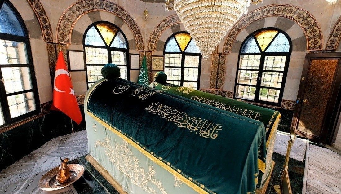 Erzincan’ın manevi mekânlarından Terzibaba türbesi ve mezarlığı drone ile görüntülendi.