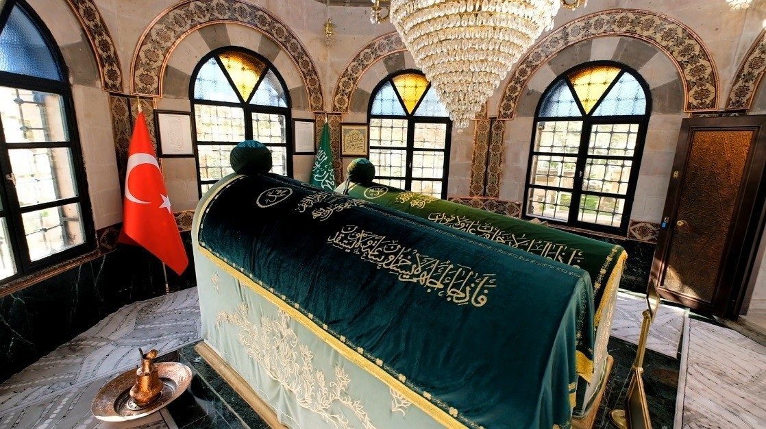 Erzincan’ın manevi mekânlarından Terzibaba türbesi ve mezarlığı drone ile görüntülendi.