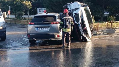 Erzurum’da iki aracın karıştığı trafik kazasında sıkışan sürücüleri itfaiye ekipleri