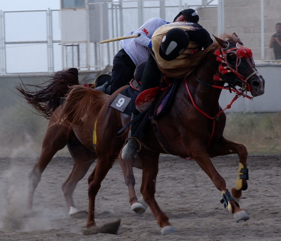 Erzurum’da ata sporu olan cirit heyecanı lig maçlarıyla devam ediyor.