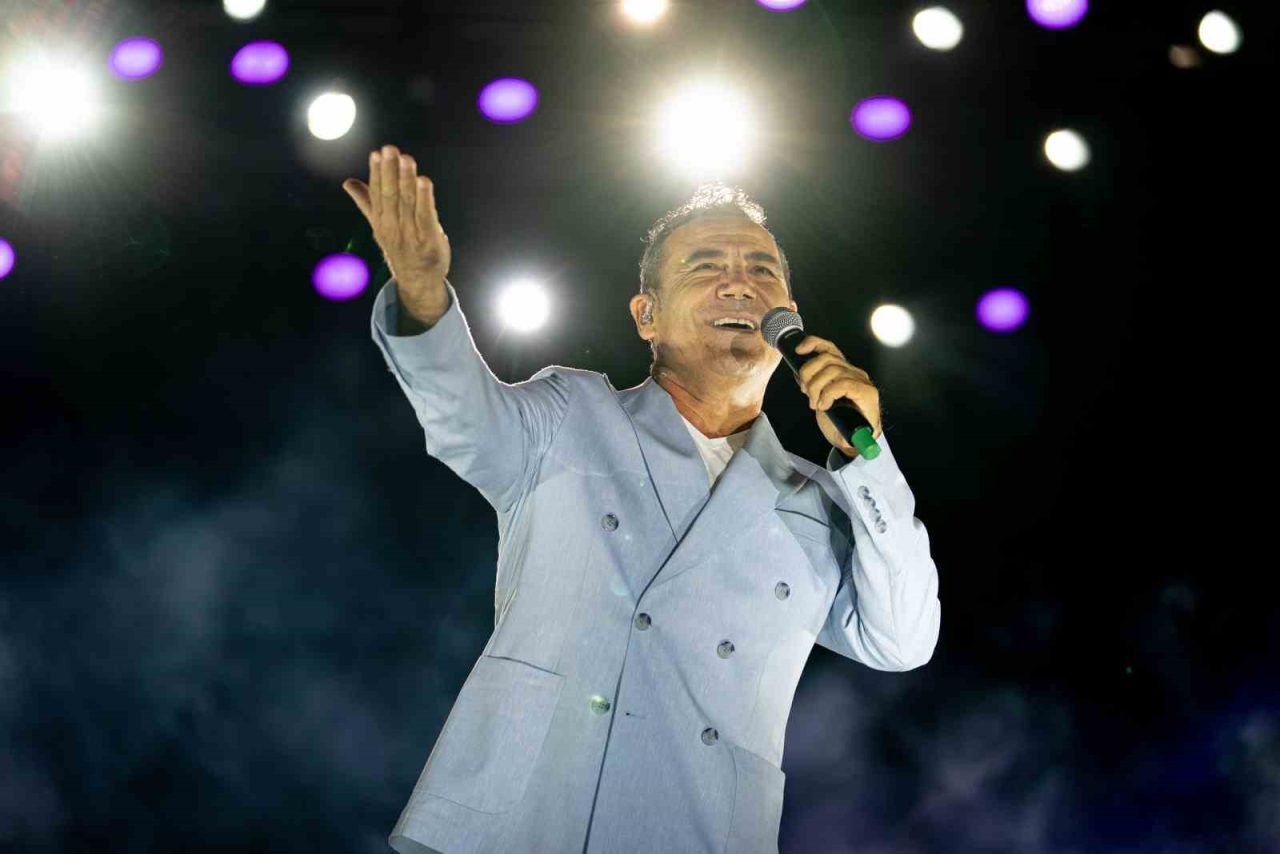 Erzurum Kültür Yolu Festivali’nin ikinci gününde sahne Ferhat Göçer’in oldu.