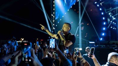 Sevilen şarkıcı Haluk Levent, Erzurum Kültür Yolu Festivali kapsamında verdiği