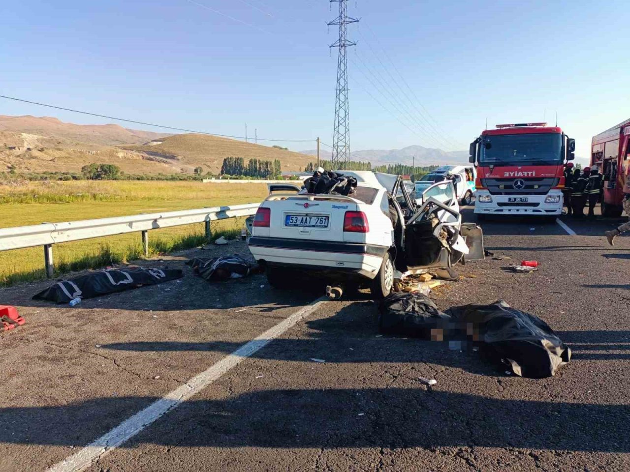 Erzurum’da iki aracın kafa kafaya çarpıştığı kazada 4 kişi hayatını