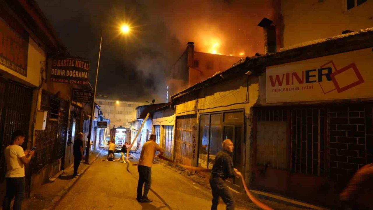 Erzurum’un Yakutiye ilçesinde bulunan cağ kebabı dükkanlarında çıkan yangın, onlarca