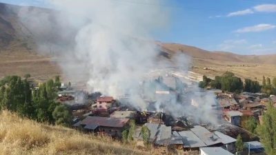 Erzurum’un Yakutiye ilçesine bağlı Kırmızıtaş köyünde çıkan yangında 15 ev