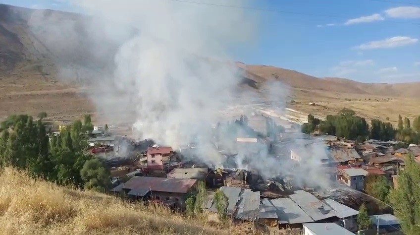 Erzurum’un Yakutiye ilçesine bağlı Kırmızıtaş köyünde çıkan yangında 15 ev