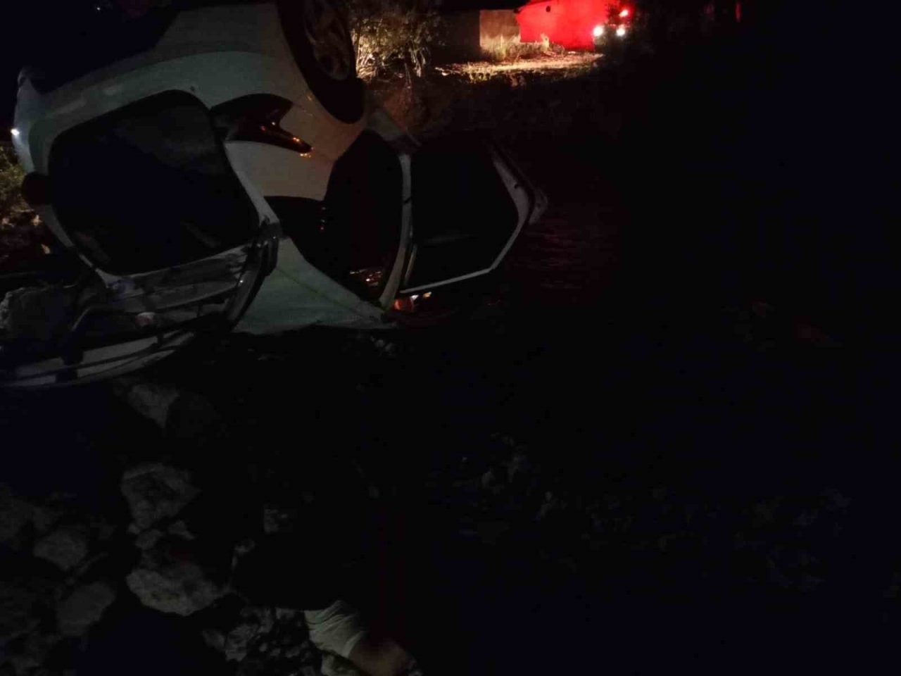 Erzurum’un Aşkale ilçesinde bir otomobil, yapımı devam eden köprüden Karasu