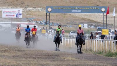 Erzurum’da düzenlenen Geleneksel Rahvan At Yarışları’na Türkiye’nin dört bir yanından
